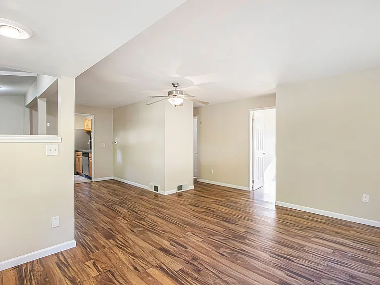 2426 Shasta Dr — Photo 4