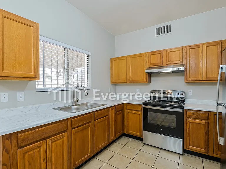 149 W Lee St — Photo 6
