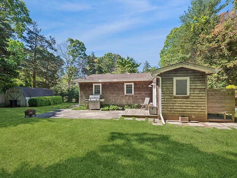 Norfolk Dr — Photo 21