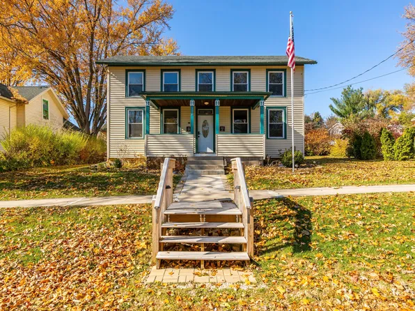 222 S 2nd St, Le Claire, IA 52753