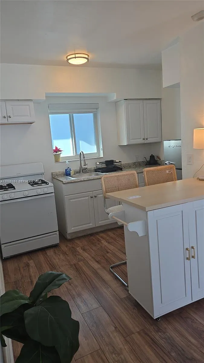 Building Photo - 9270 E Bay Harbor Dr #6B