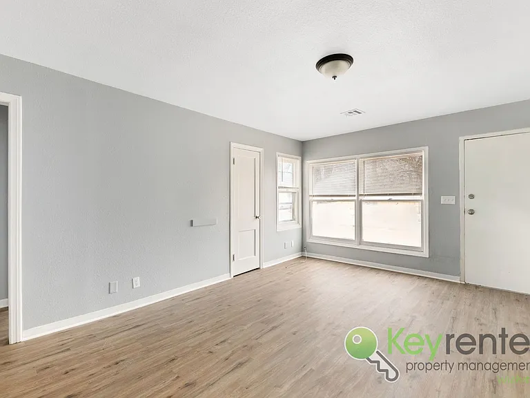 1338 N Volutsia Ave — Photo 7