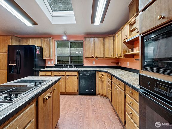 5th image of 1291 E Lakeshore Drive W