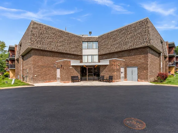 924 S Lake Ct APT 105, Westmont, IL 60559