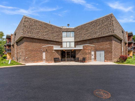 924 S Lake Ct APT 105, Westmont, IL 60559