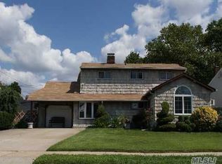 63 Constable Ln, Levittown, NY 11756