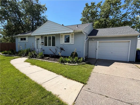 22 Castle Ct, Amherst, NY 14226