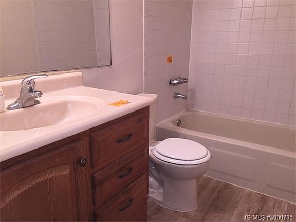 5th image of 593 Garfield Ave APT 28