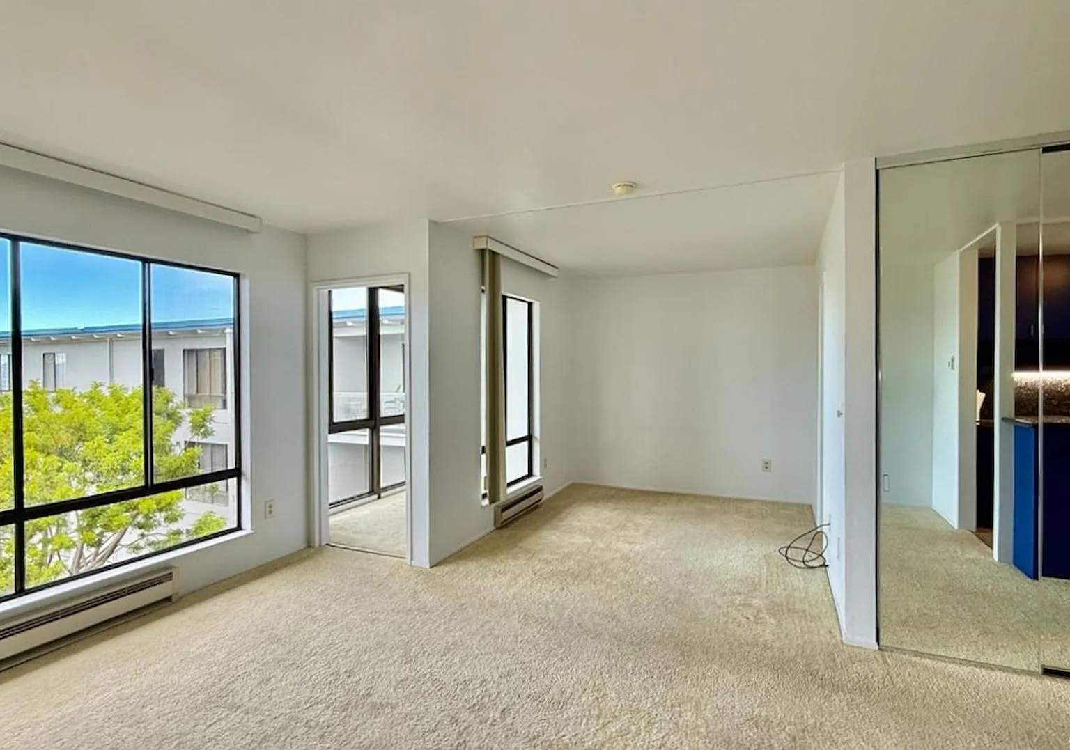 Top Floor, Water View Studio With Enclosed Balcony At Watergate — Photo 4