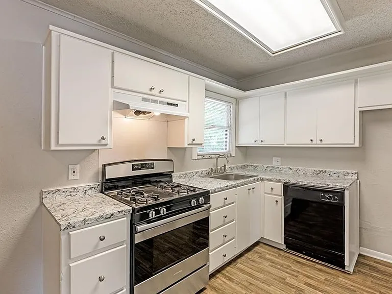 4713 Laverda Dr — Photo 13