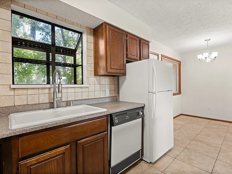 Cloverleaf Apartments — Photo 11