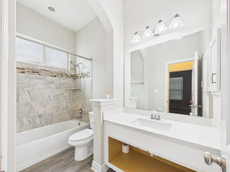 105 Auburn Cv — Photo 10