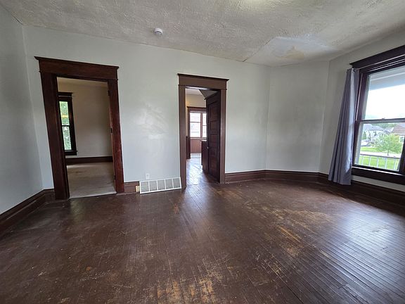 5th image of 109 W Howard St