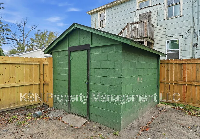 716 W 38th St — Photo 24