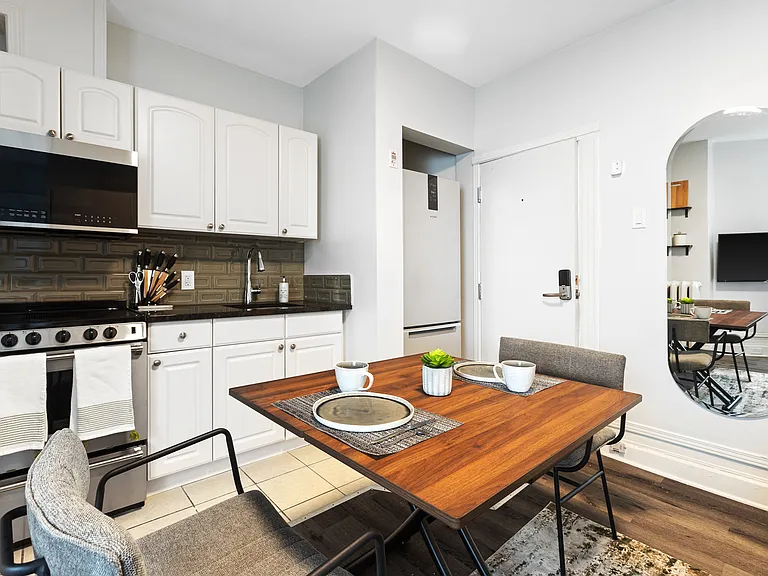 360 Friel St — Photo 14