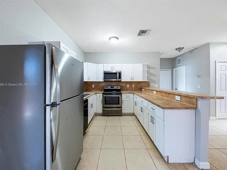 6124 SW 39th St — Photo 11