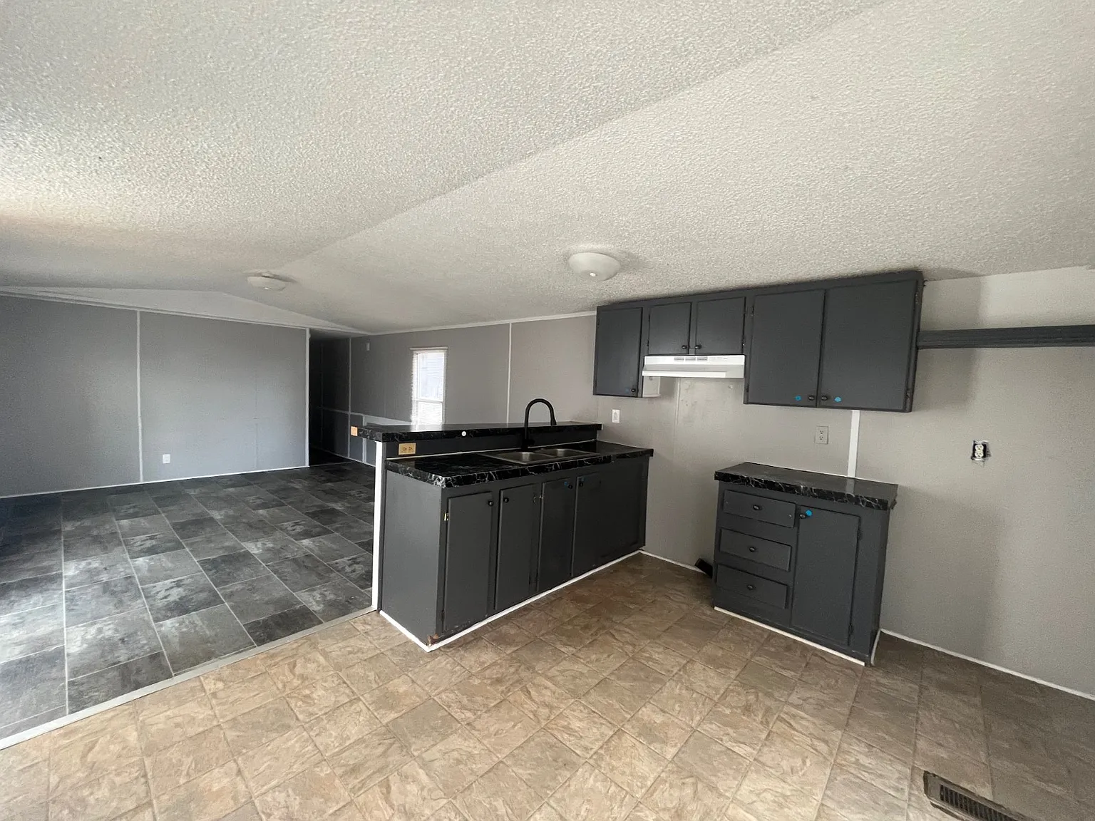 2 bed, 1.0 bath, $873 — Photo 4