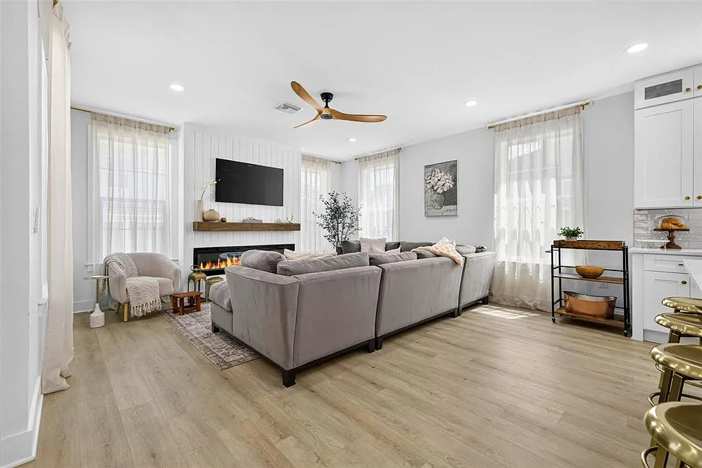 4 bed, 3.0 bath, 2693 sqft, $7,500 — Photo 4