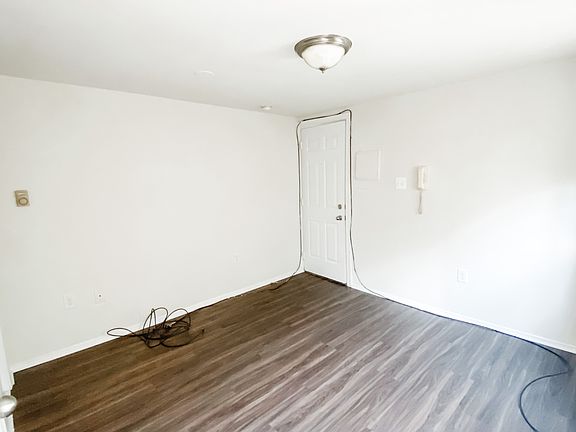 Unit 3R $1195 studio October move in