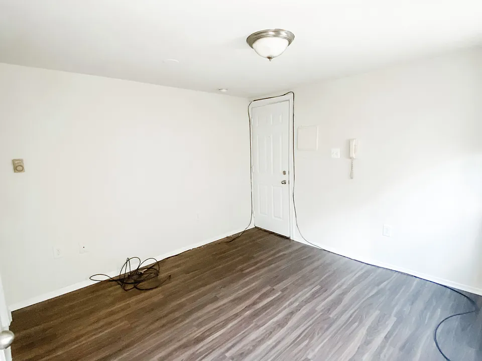 Unit 3R $1195 studio October move in