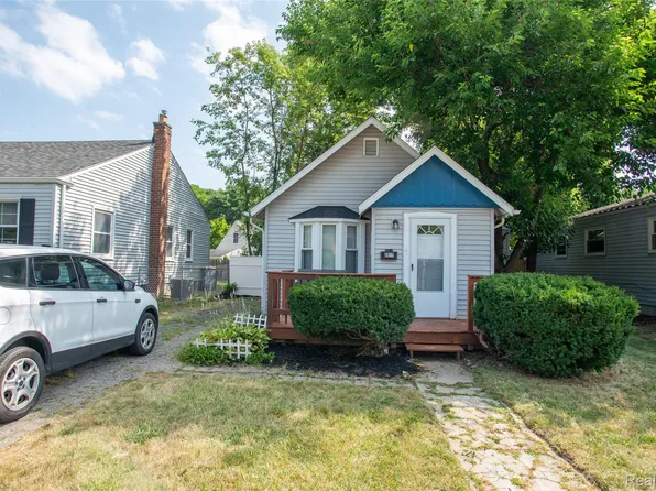 2814 Crooks Rd, Royal Oak, MI 48073