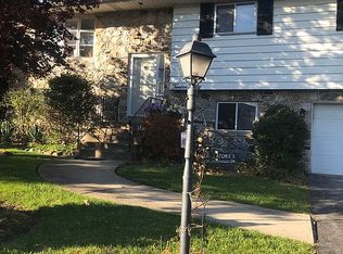 1230 Stonewood Dr, Bethlehem, PA 18017