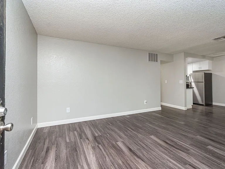 Gold Creek Apartments — Photo 26