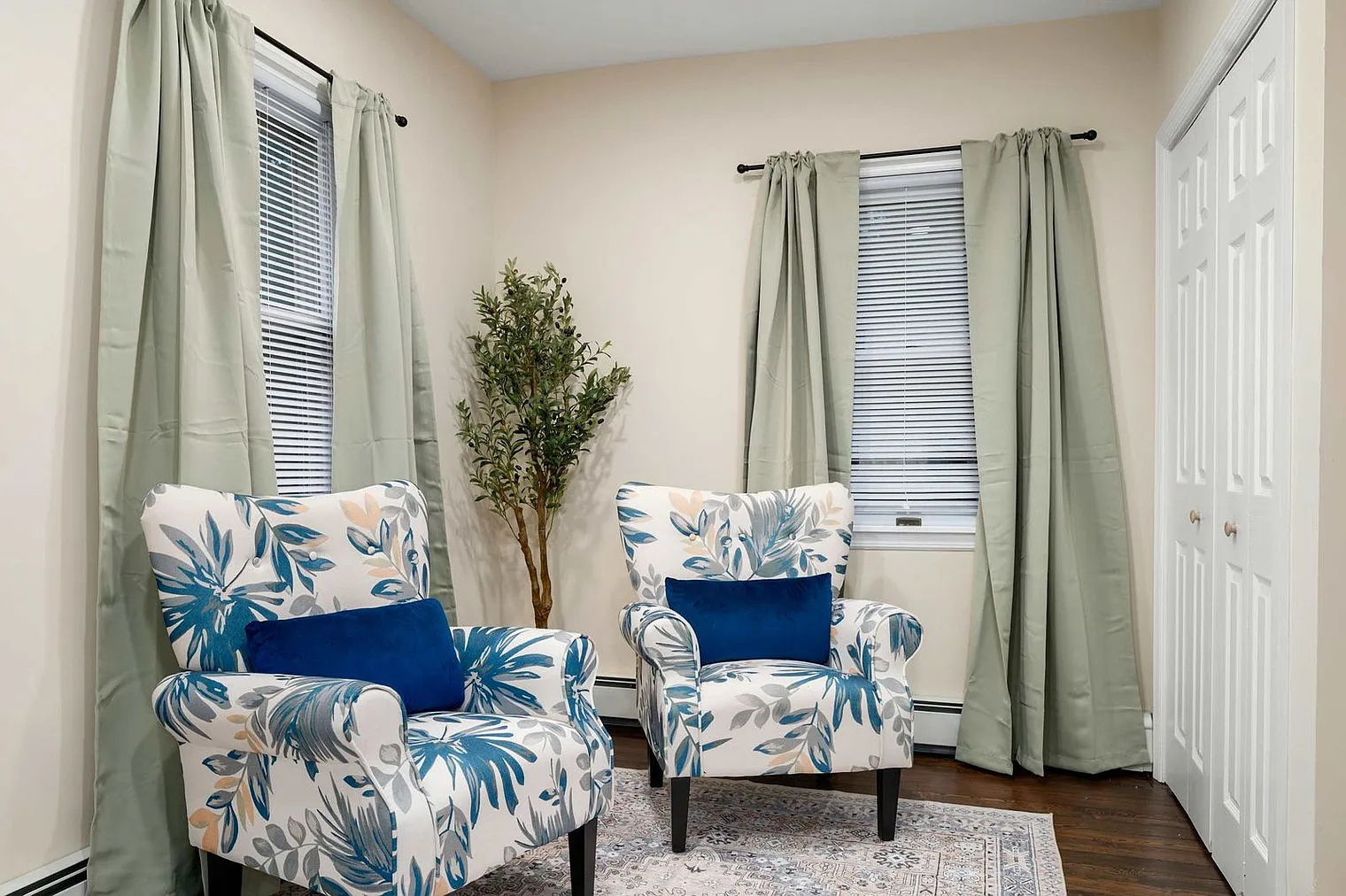 3 bed, 3.0 bath, 3885 sqft, $8,440 — Photo 3