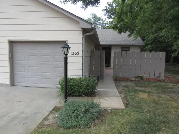 1362 Parkwood Dr, Salina, KS 67401