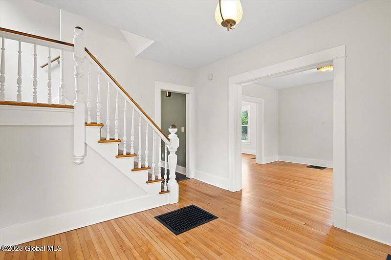 4th image of 340 Alplaus Avenue