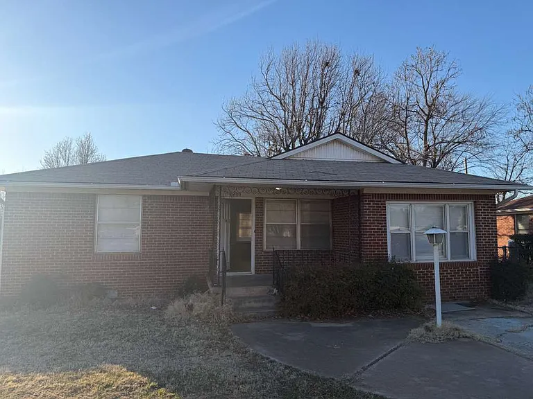 4401 N Rockwell Ave — Photo 1