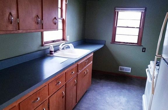 5th image of 913 E Hosmer St