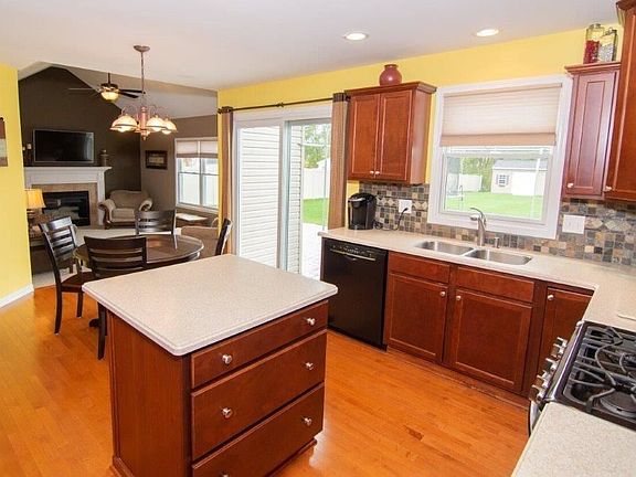 3rd image of 75 Caldwell Dr