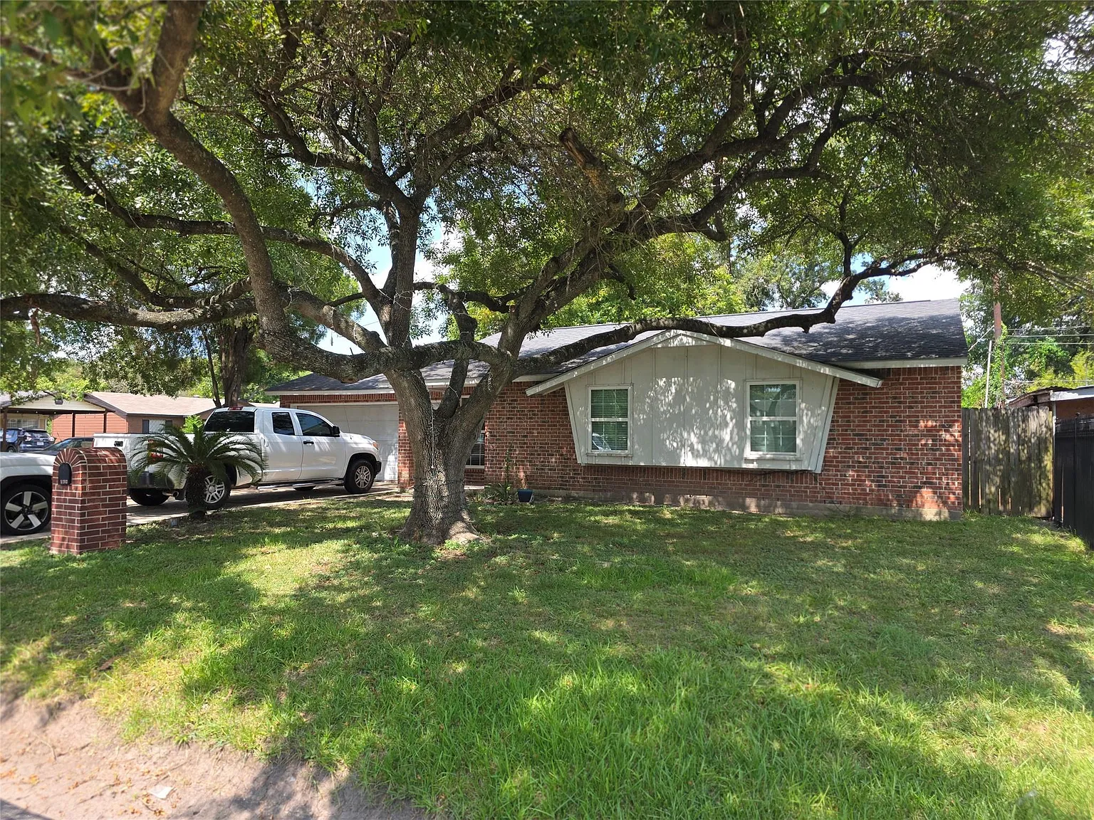3 bed, 1.5 bath, 1218 sqft, $1,700 — Photo 2