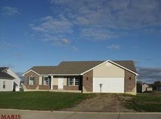 828 Warrior Ridge Dr, Warrenton, MO 63383