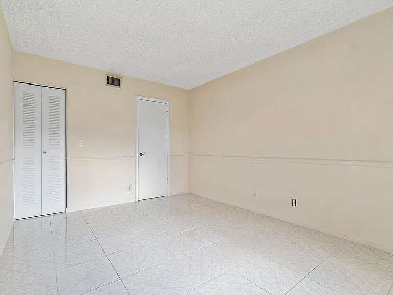 6736 Palmetto Cir S #105 — Photo 20