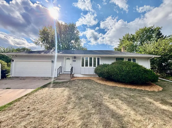 2021 Chambers St N, Maplewood, MN 55109