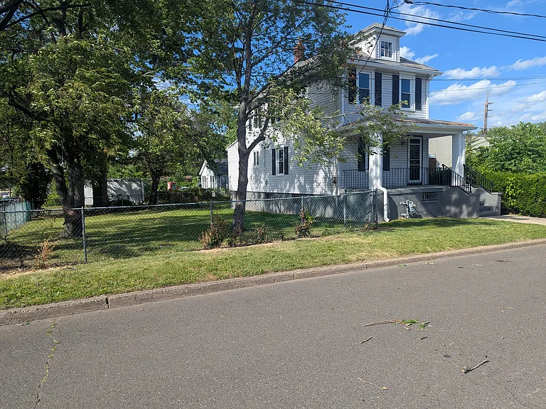 68 Weber Ave — Photo 2
