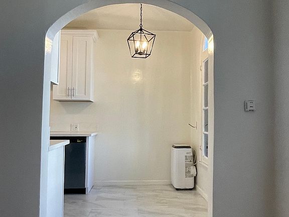 4th image of 4848 Lexington Ave #112