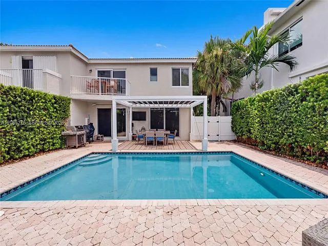 3 bed, 2.5 bath, $8,000 — Photo 3