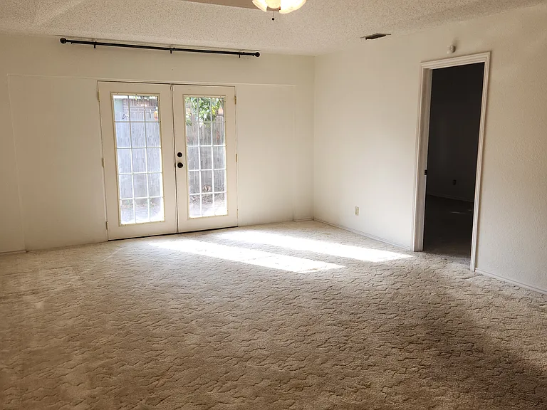 1922 Pheasant Dr — Photo 8