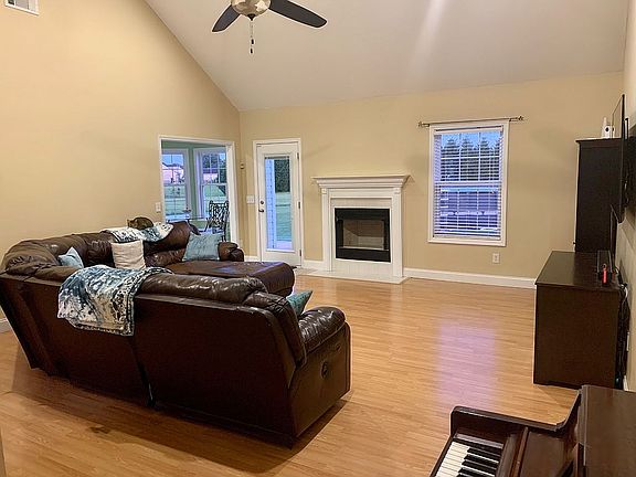 Living w/ vaulted ceiling