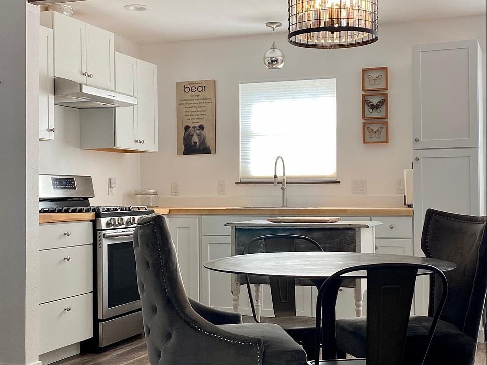 Dinning room in a furnished apartment that rents month to month.