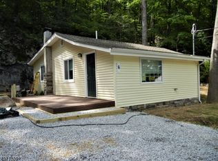 6 Oak Ln, Stockholm, NJ 07460