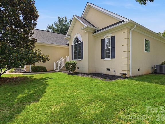 3rd image of 4025 Bamborough Dr