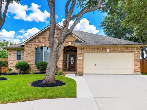 226 Rolling Springs Ln, Dickinson, TX 77539