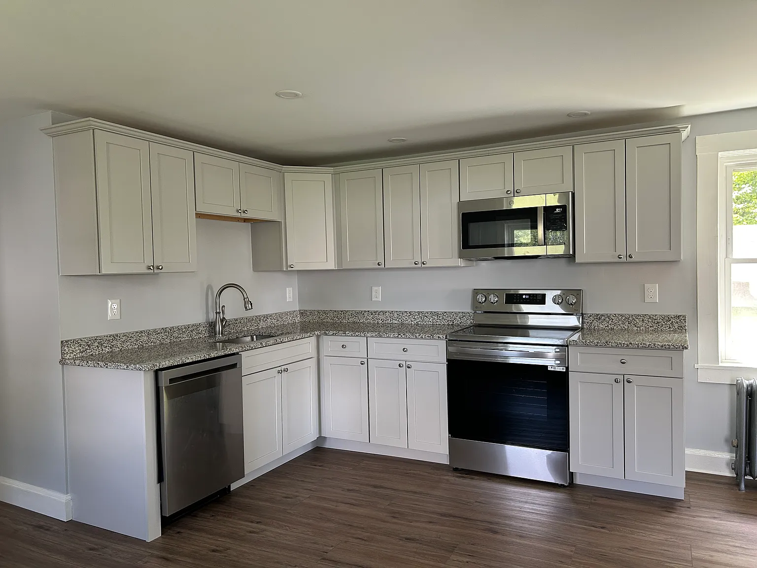 3 bed, 1900 sqft, $2,500 — Photo 1