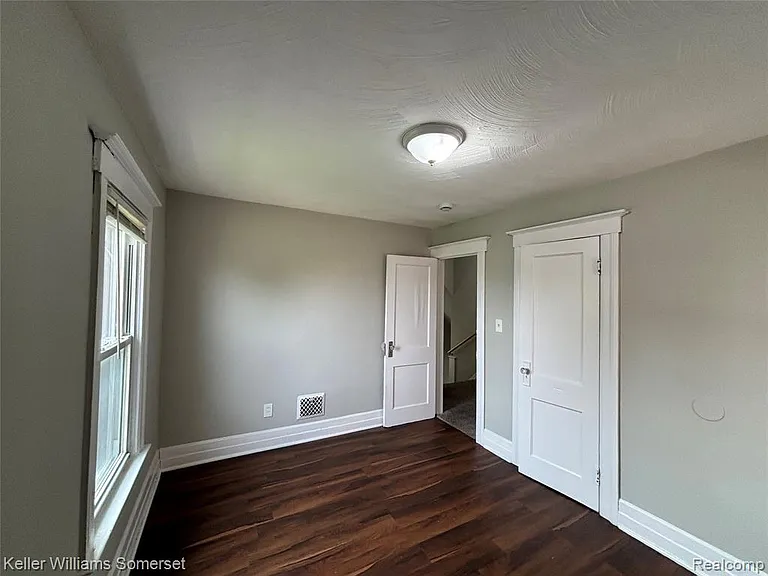 242 Ferris St — Photo 11