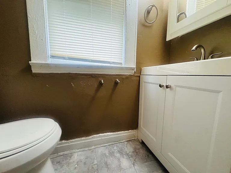 1056 E 99 ST. Cleveland, OH 44108 — Photo 8