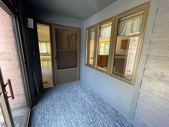 3rd image of 140 N Shore Dr W
